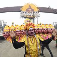 Premiér Módí se v sobotu zúčastní obřadu vysvěcení chrámu, při němž bude do vnitřní svatyně umístěna 1,3 metru vysoká socha Rámy. Premiér usiluje v jarních volbách už o třetí mandát v řadě. Snímek z příprav na slavnostní vysvěcení, vyfoceno 17. ledna.