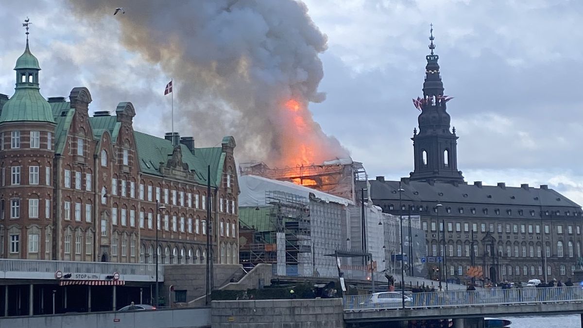 Hovedfasaden til den historiske børsbygningen i København har kollapset