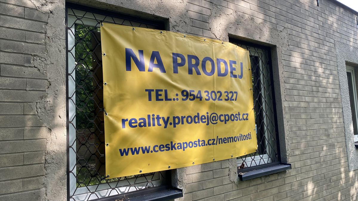 Ze čtyř pošt zbyla jen jedna. „Je to cesta na půl dne,“ lamentuje seniorka