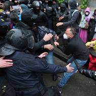 Vládní strana v pondělí přesto prohnala návrh hlasováním ve výboru během pouhých 67 sekund. Finální hlasování v parlamentu se chystá v úterý.