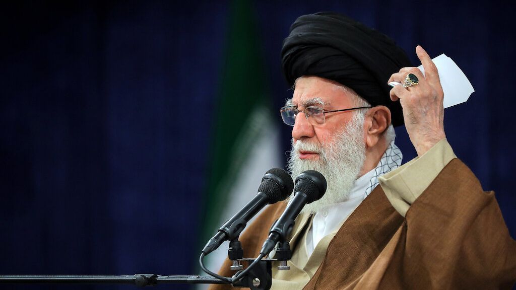 Nelítostný diktátor a milovník poezie. Chameneí je po smrti, oznámil Trump