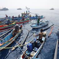 Těmito vodami prochází více než třetina světové lodní dopravy a operuje zde polovina světových rybářských plavidel. Čínské námořní síly fakticky okupují Scarborough Shoal, část výlučné ekonomické zóny Filipín (EEZ), čímž blokují přístup do tradičních lovišť filipínských rybářů. 