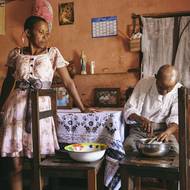 O 91letého Paula Rakotozandrinyho, který demencí trpí, se léta stará jeho dcera Fara. Jejich příběh ilustruje madagaskarský princip valim-babena – povinnost dospělých dětí pomáhat rodičům. 