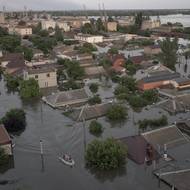 Pod vodou se ocitlo přes 17 500 domů, a to jak na západním břehu Dněpru kontrolovaném Ukrajinou, tak na východním břehu řeky ovládaném ruskými agresory. Podle zpráv zahynuly stovky lidí. 