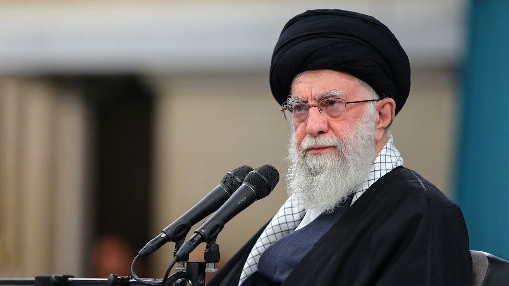 Po tragické smrti prezidenta si Írán vybírá novou hlavu státu