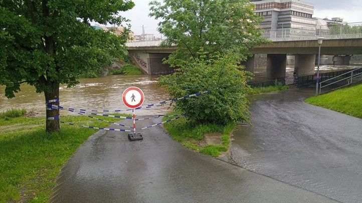 Zavřené silnice i vlaková trať. Déšť rozvodnil řeky v Plzeňském kraji