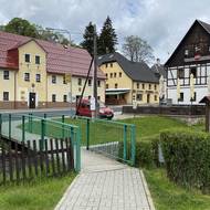 Hned naproti je místní obecní úřad.