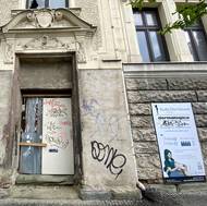 Jeden z uzavřených podniků.