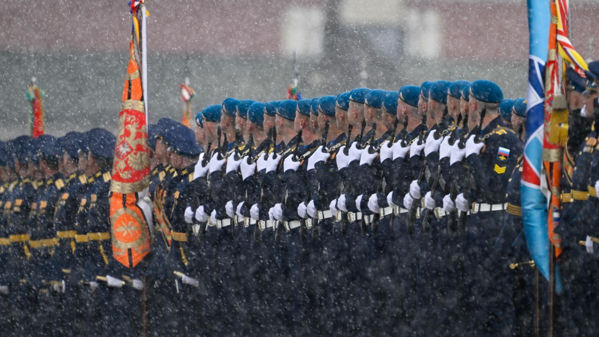 Fotky z Rudého náměstí: Taková zima za Putina na Den vítězství ještě nebyla