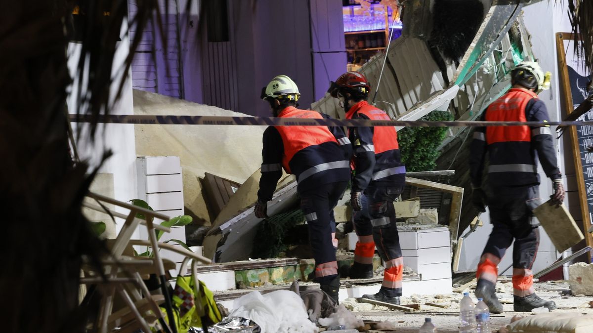Čtyři lidé zahynuli po zřícení restaurace na Mallorce, zraněných jsou desítky