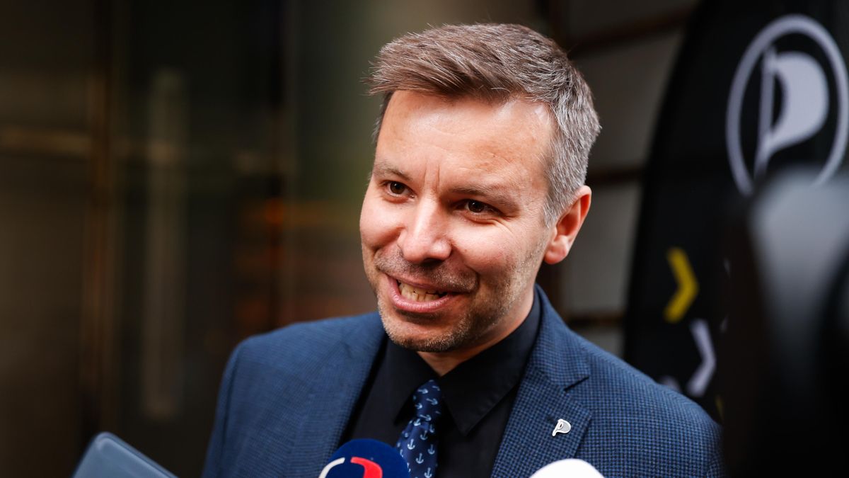 Po sjezdu vystupují z Pirátské strany. K Michailidu se přidal i Kolaja