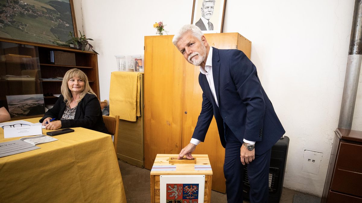 Fotky: Volí i čeští prezidenti. Je nesmysl stát stranou a nadávat, říká Pavel