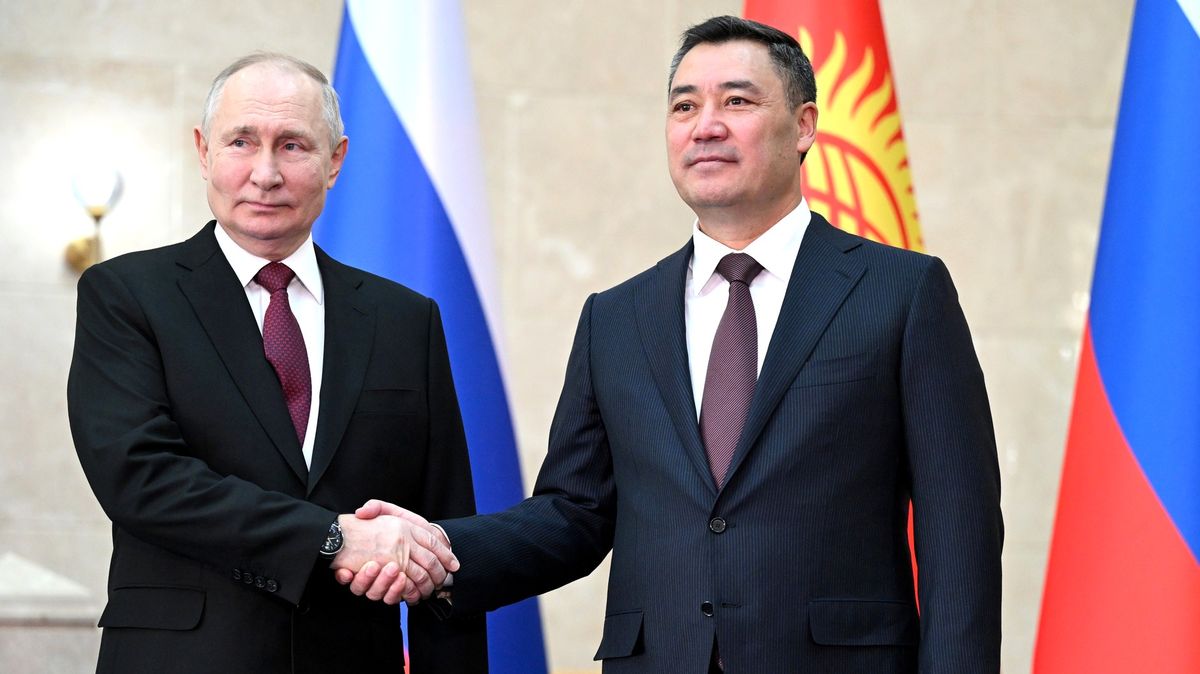 Z ostrova demokracie se stává malé Rusko. Kyrgyzstán osekává svobody