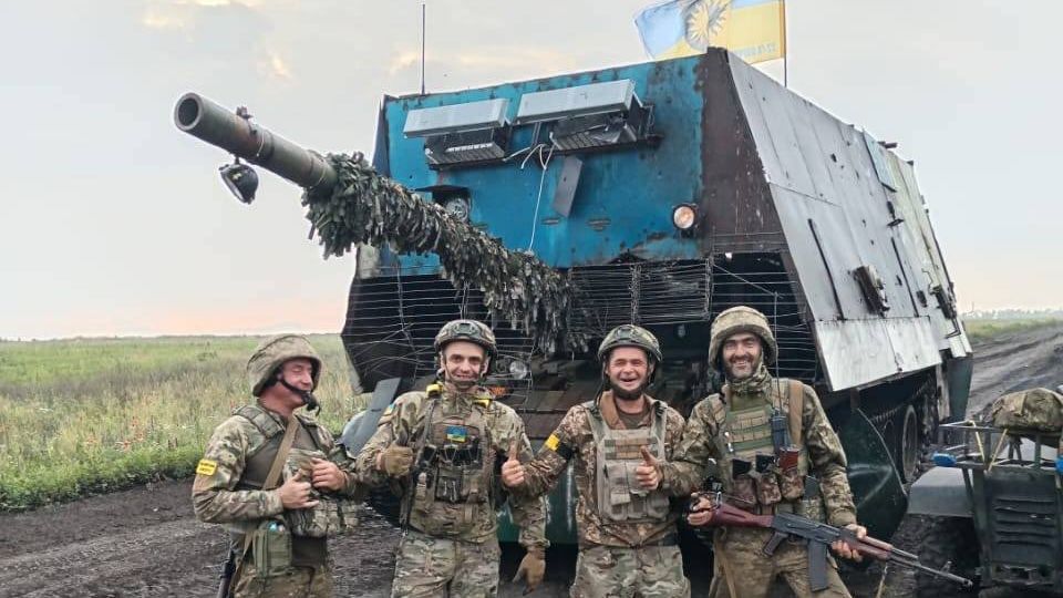 Video: Ukrajinci na frontě ukořistili první ruský „želví tank“