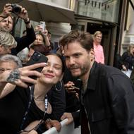 Německý herec a režisér Daniel Brühl, jeden z nejvýraznějších evropských filmařů současnosti, dorazil do Karlových Varů ve středu.