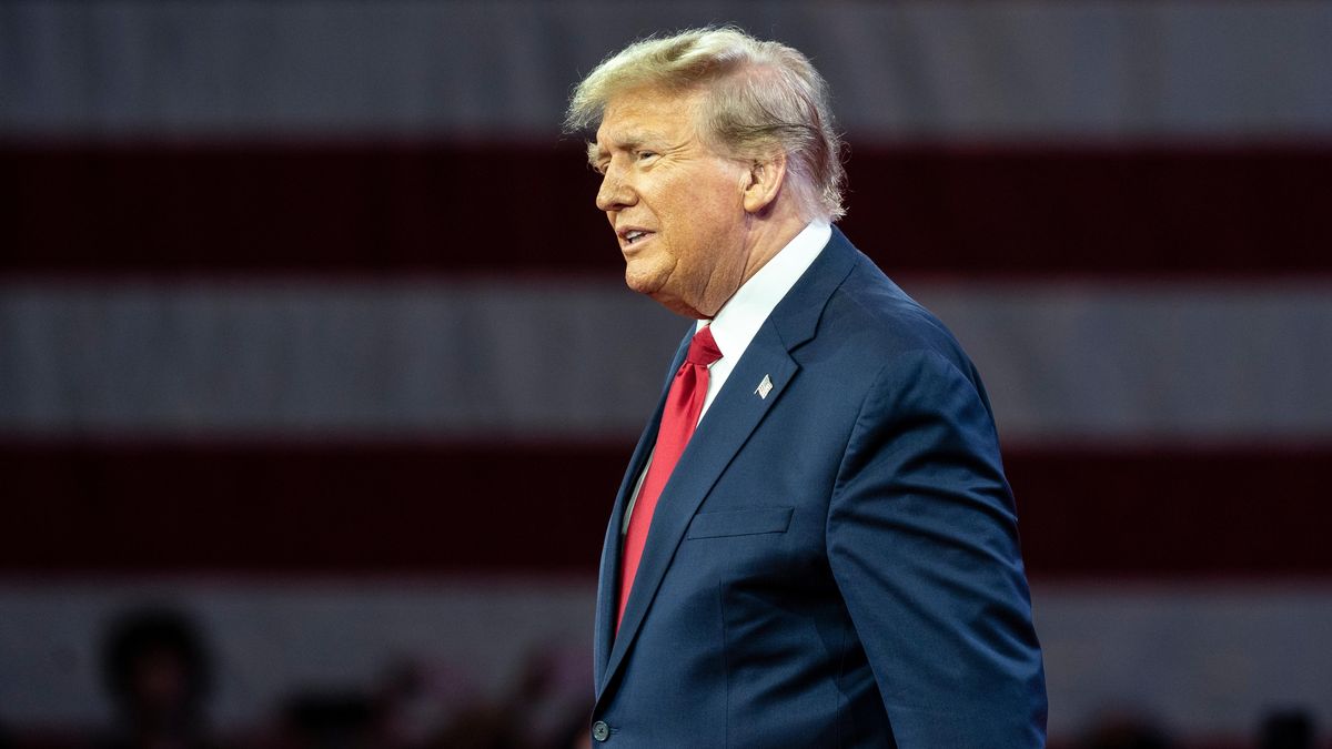 Zaměstnanci Hlasu Ameriky žalují Trumpovu administrativu kvůli omezení chodu