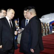 Severokorejský diktátor Kim Čong-un přivítal ruského prezidenta Vladimira Putina v úterý večer  SELČ rovnou na letišti.