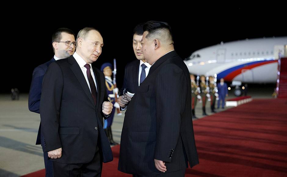 Severokorejský diktátor Kim Čong-un přivítal ruského prezidenta Vladimira Putina v úterý večer  SELČ rovnou na letišti.