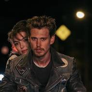 Z filmu Motorkáři s Austinem Butlerem a Tomem Hardym.