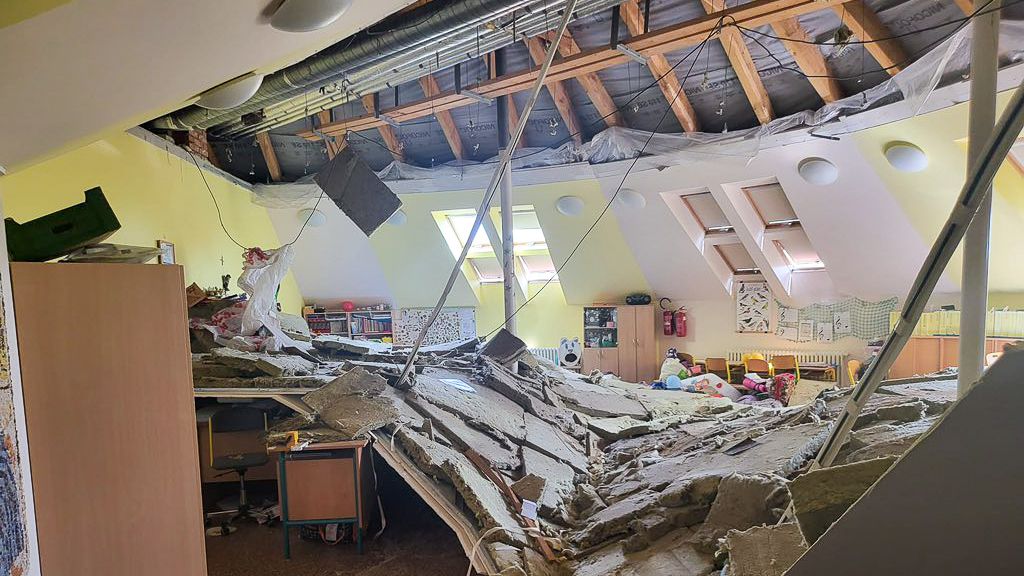 Ve škole v Horních Počernicích se zřítil strop, nikdo nebyl zraněn