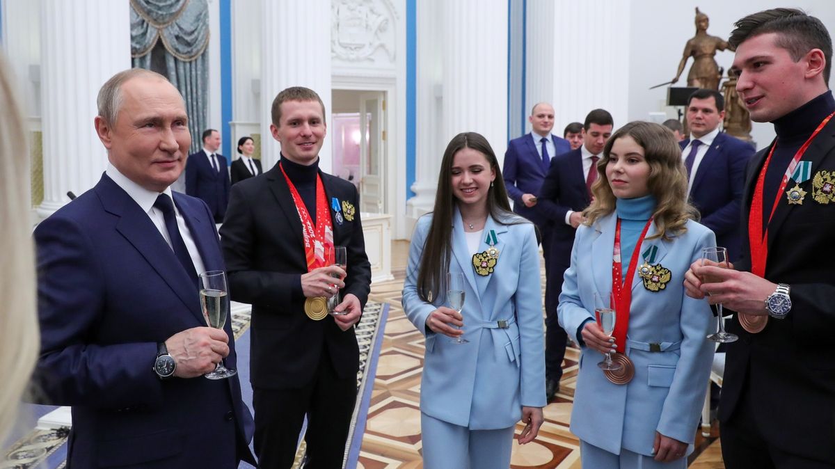 Rusové na olympiádě. Chtějí mír, ale Putina by za válku nikdy nekritizovali