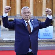 Sebevědomé gesto Viktora Orbána. Maďarský premiér čelí kritice evropských států za svou sólo akci - „mírovou misi“, v rámci které odjel vyjednávat s Vladimirem Putinem do Moskvy a Si Ťin-Pchingem do Pekingu o konci války na Ukrajině. S lídry zbývajících 26 zemí EU ovšem nic nekonzultoval a mandát k podobnému jednání jménem unie neměl, což ve středu usnesením odsoudil i Evropský parlament.
