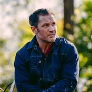 Z filmu Motorkáři s Austinem Butlerem a Tomem Hardym.