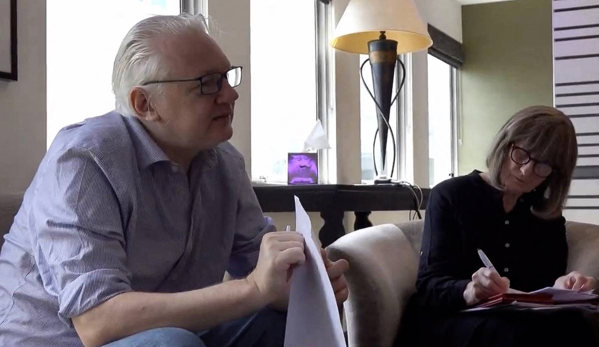 „Julian Assange je volný!“ oznámil v noci na úterý server WikiLeaks. Zanedlouho 53letý Australan po pěti letech opustil britské vězení, a to poté, co se dohodl s americkou justicí a hodlá se přiznat k porušení zákona o ochraně tajných informací. Mělo by jít o tečku za letitým sporem o svobodu slova a hrozbou vězení v USA. (Zde Assange na snímku z Londýna z 24. června.)