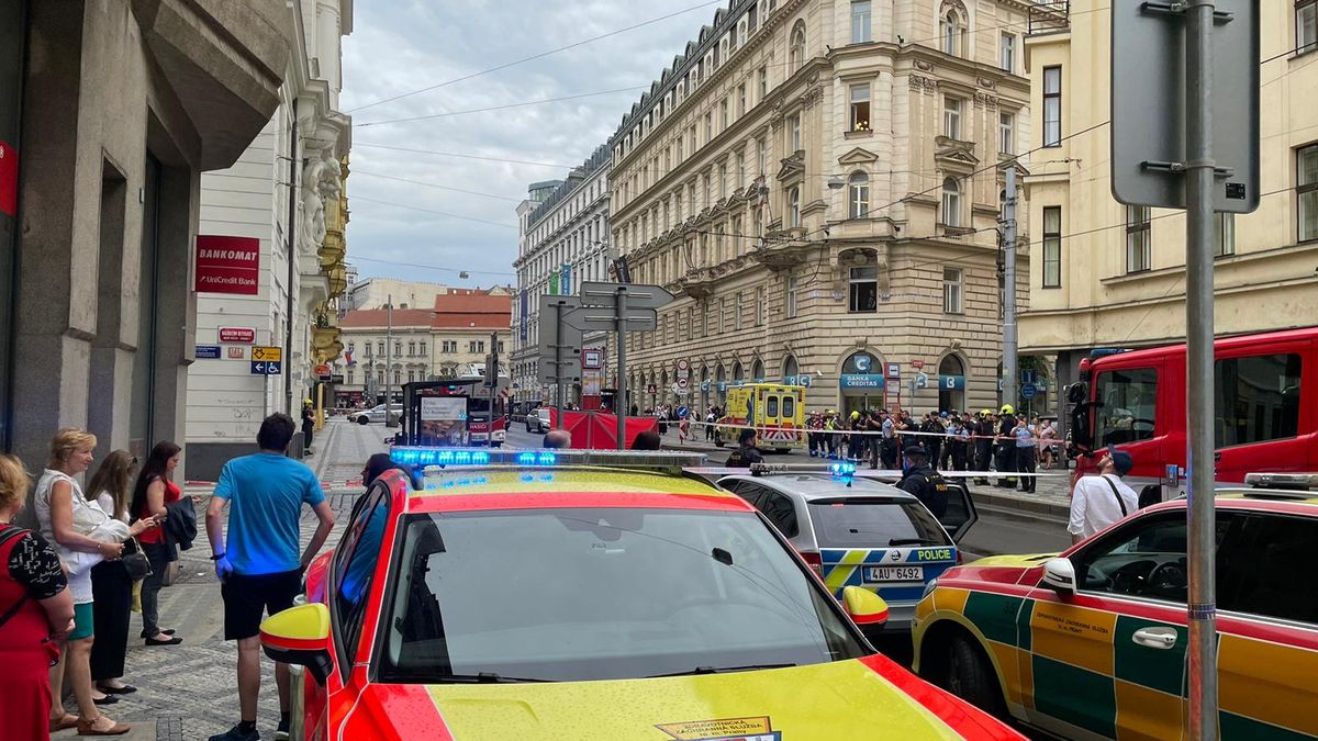 Policisté prověřují zřícení římsy v Lazarské jako usmrcení z nedbalosti