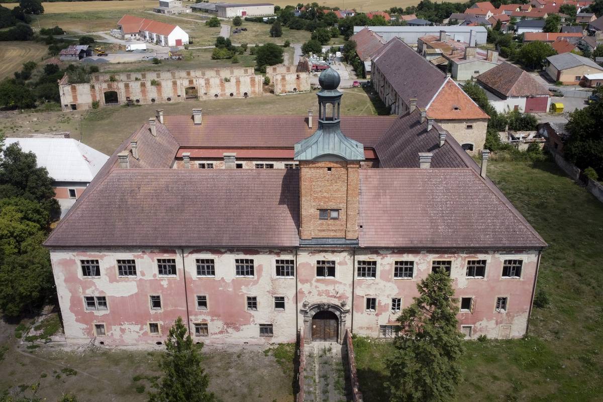 Barokní zámek Kounice má dodnes renesanční dispozici. Nachází se na Českobrodsku, 10 minut autem od okraje hlavního města.