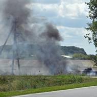 Místní úřady tvrdí, že evakuace probíhala spořádaně, ale četná svědectví místních svědčí o opaku. „Není žádná cesta ven, na město se střílí. Nikdo nikoho neevakuuje,“ napsal Mediazoně čtyřiačtyřicetiletý Ivan, jehož bratr a matka žijí v Sudži.

(Hořící auta u města Sudža, 8. srpna.)