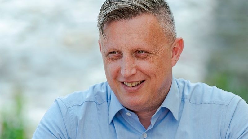 Orbánův europoslanec byl násilný vůči ženě, na mandát rezignuje