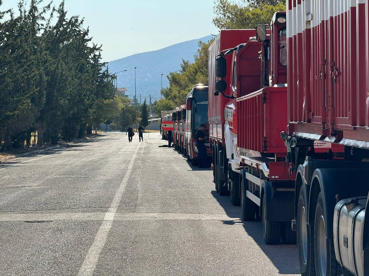 Konvoj zhruba 75 hasičů a záchranářů, 31 technických vozidel s vybavením a devíti cisternami vyjel z České republiky v úterý.