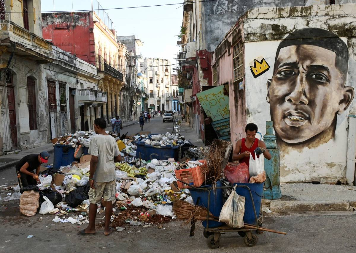 Hory odpadků na ulicích vydávají odporný zápach a přitahují mračna much hned do několika čtvrtí kubánské metropole. Havana má 2,1 milionu obyvatel, ve městě jsou tři skládky pod širým nebem.

(Vyfoceno v Havaně, 23. srpna.)