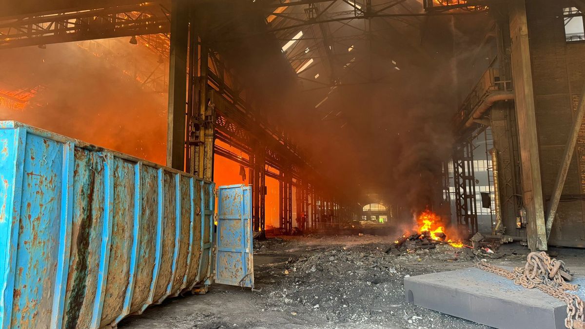 V ostravské části Vítkovice hoří průmyslová hala, na místo letí vrtulník