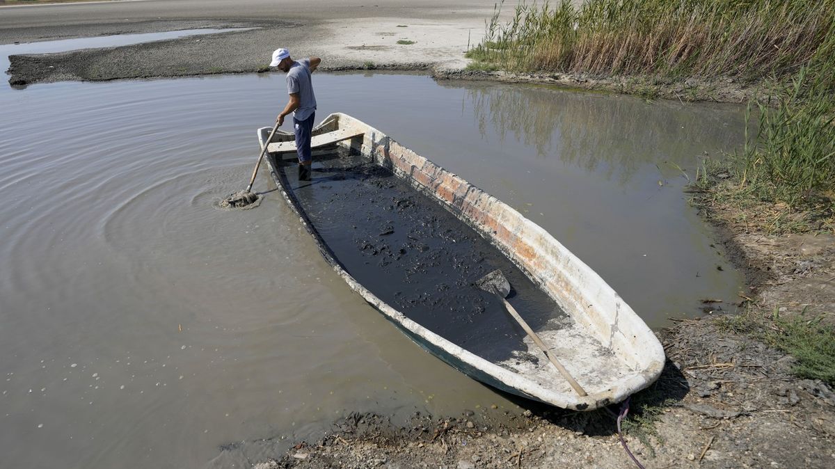 Fotky: Po staletí tu těžili léčivé bahno, teď jezero vyschlo