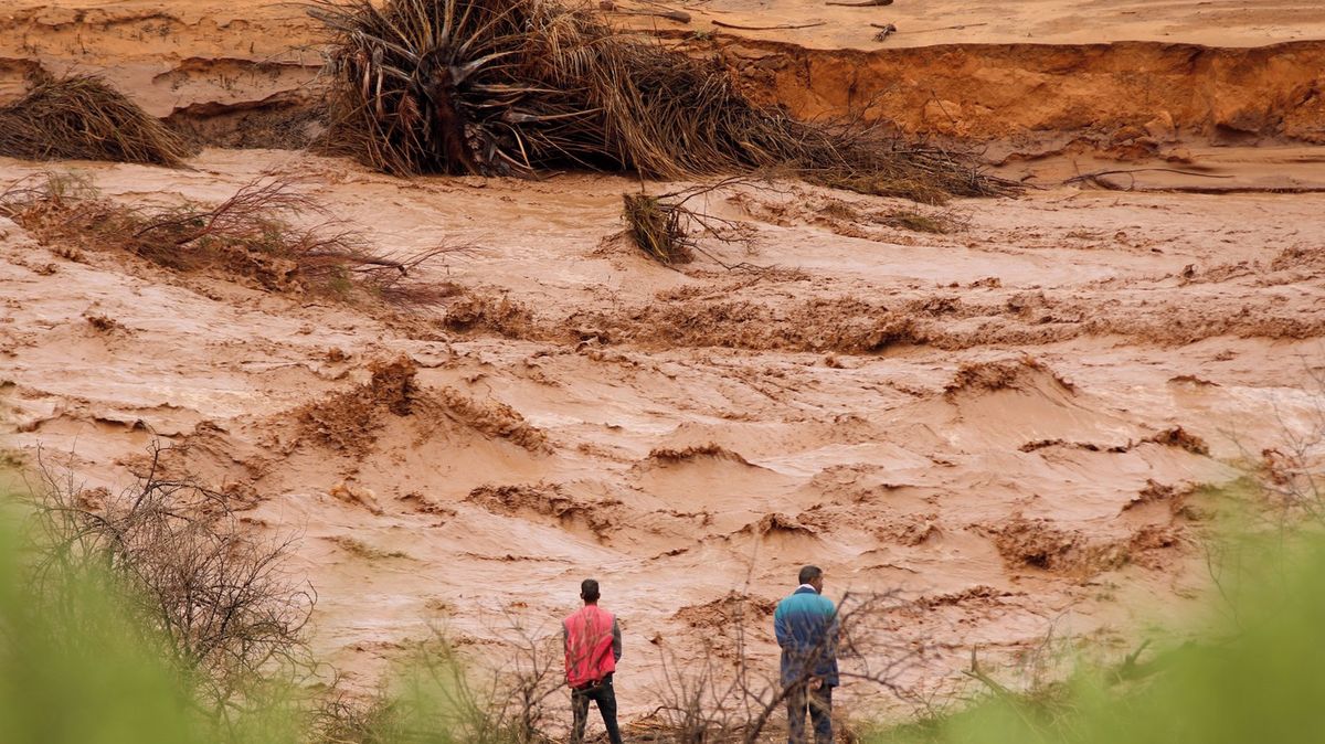 Fotky: Saharským městem se prohnala povodeň
