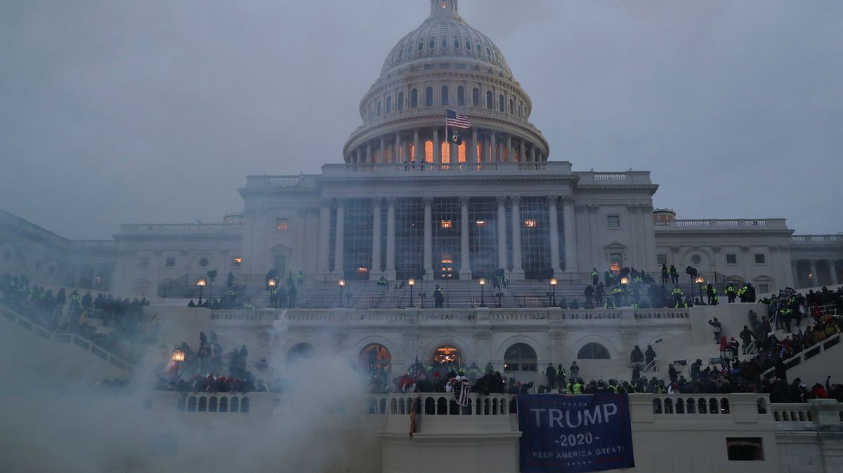 Trump se postavil za útok na Kapitol. Omilostnil jeho organizátory