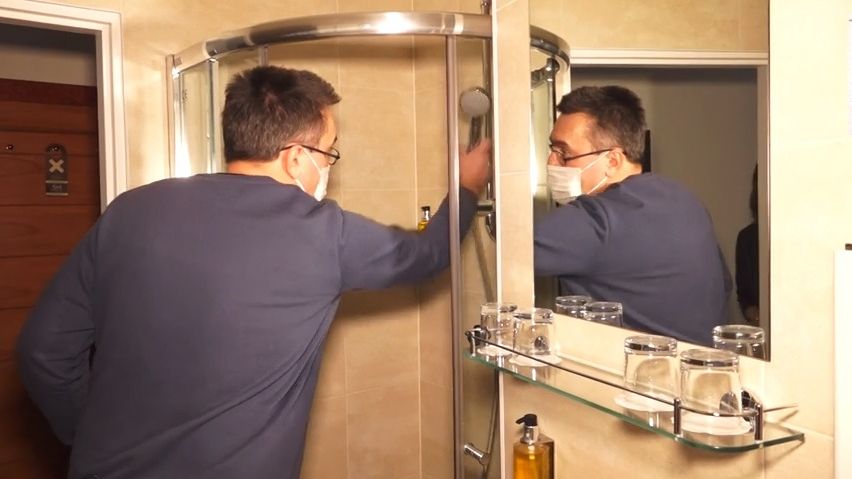 Šéf v pražském hotelu splachuje záchody. Do domu duchů přestěhoval rodinu