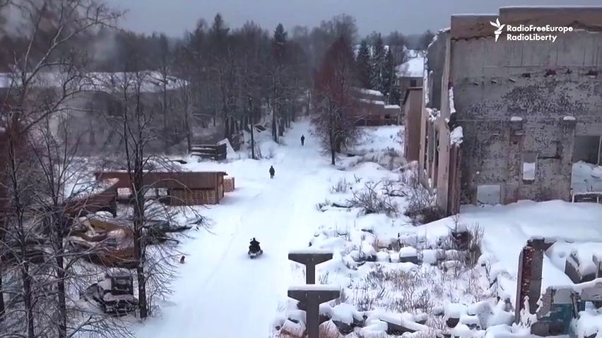Video z ruského města duchů. Do Syavy se dostanete jen na sněžném skútru