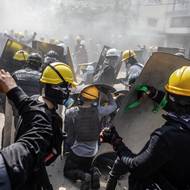 Bezpečnostní síly k rozehnání davů použily slzný plyn, střelbu a zábleskové granáty. Na sociálních sítích se také objevilo video, které zachycuje vojáky, jak účastníky těchto demonstrací bijí.