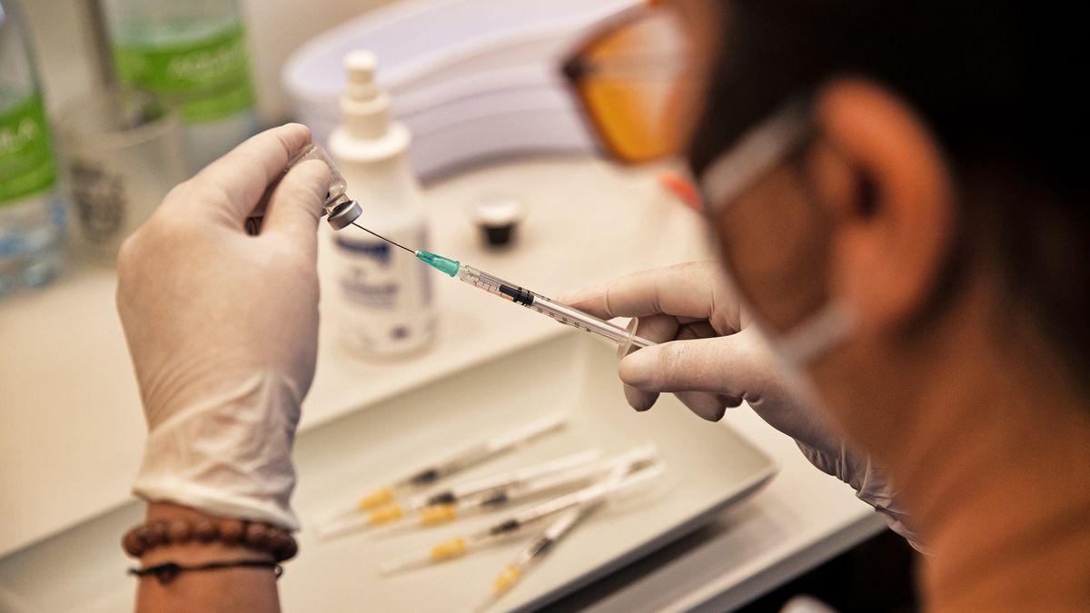 Osm nejčastějších mýtů o očkování proti koronaviru a proč jim nevěřit