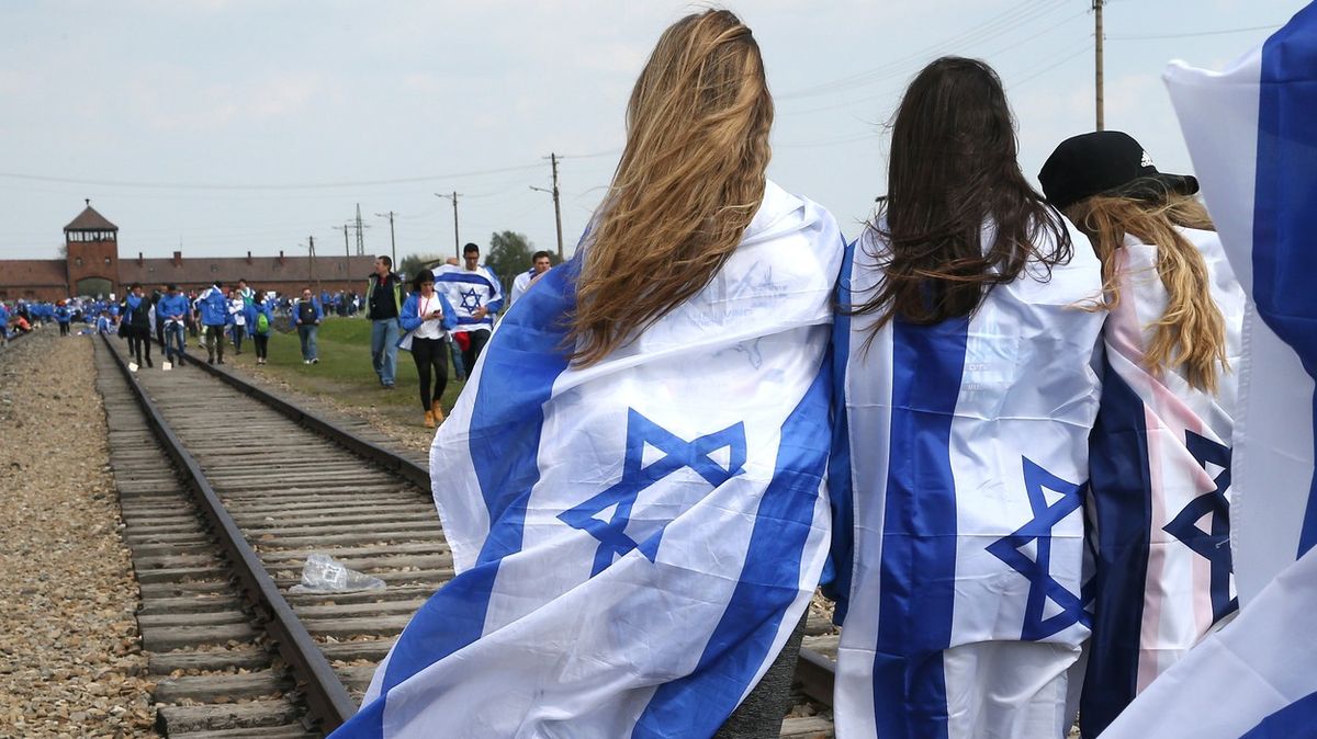 Učí se tu nenávisti, říká Varšava o cestách mladých Izraelců do Osvětimi