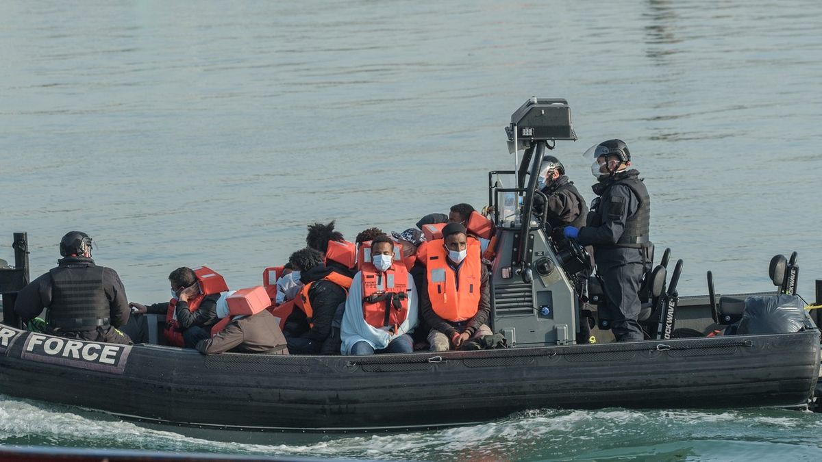 La Grande-Bretagne veut rapatrier les migrants de la mer vers la France.  Illégal, contre Paris