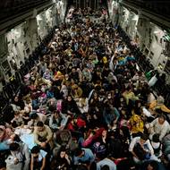 čtk: Stovky afghánských uprchlíků sedí na podlaze letadla amerického letectva C-17 Globemaster III při evakuaci nebojujících na mezinárodním letišti Hamid Karzai, součást operace Allies Refuge 19. srpna 2021 v afghánském Kábulu.