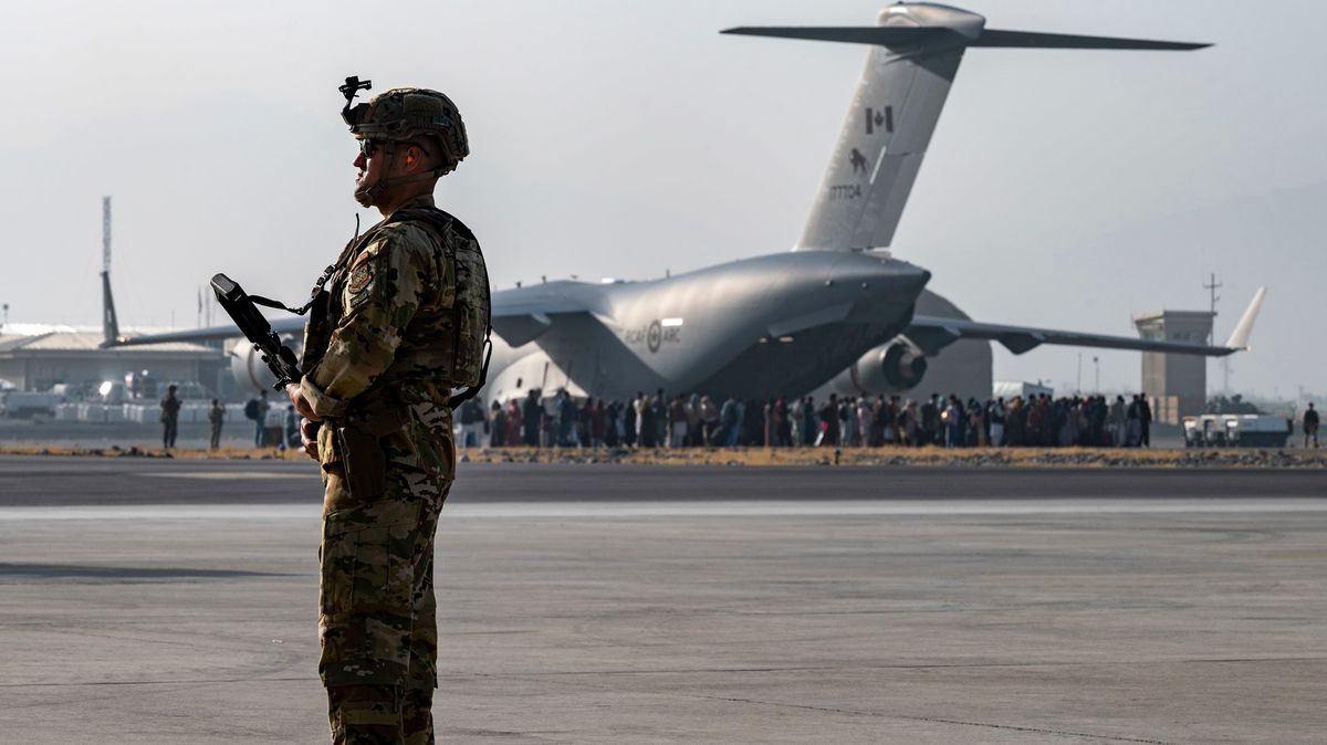 Biden oznámil další plán evakuace z Afghánistánu. Řecko opevňuje hranice
