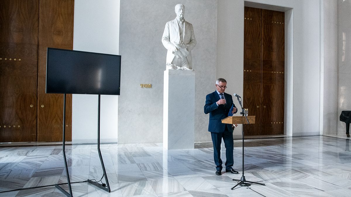 Služebním autem pro papoušky? Ne, plnil jsem úkol od Zemana, vypověděl Mynář