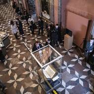 Rukopisy jsou vystaveny v průhledných vitrínách.