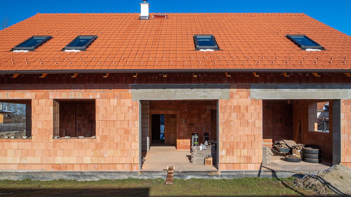 Výrobce cihel: Rodinných domů se staví o 40 % méně. Změní to levnější hypotéky