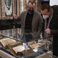 Vedle scén ze Starého a Nového zákona jsou v bibli zobrazeny i obrazy z každodenního života tehdejší společnosti. Rukopis nám tak poskytuje vhled do života nebo módy ve 14. století.